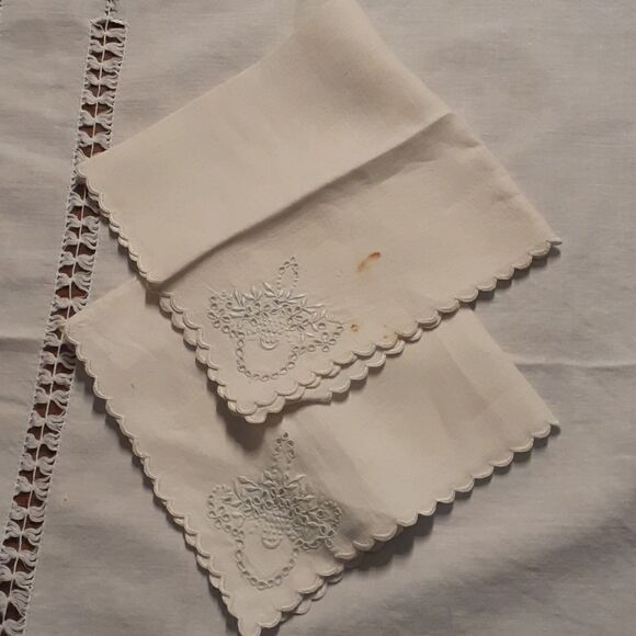4 pc bundle 32" sq. gathered threads design tablecloth, runner & 2 bonus napkins - Picture 3 of 7